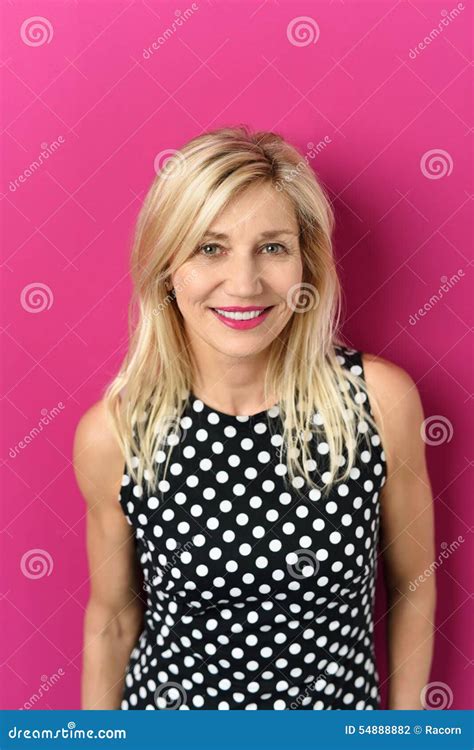 Sourire Madame Adulte Assez Blonde Against Pink Photo Stock Image Du Lumineux Fifties 54888882