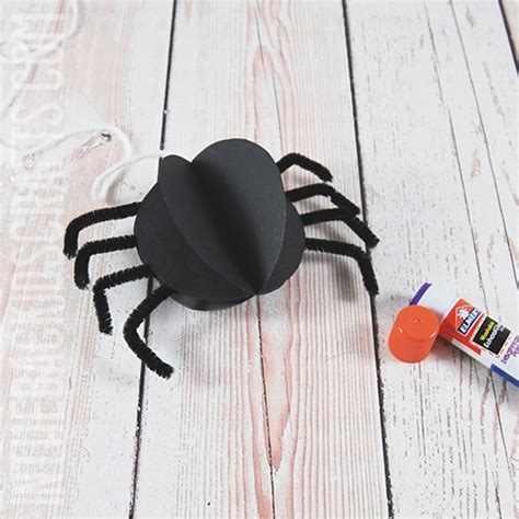 Spider Web Craft (It's a Mobile!) • In the Bag Kids' Crafts