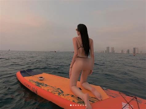 Có BST bikini táo bạo hot girl siêu xe đi biển khoe tấm lưng với áo tắm như tàng hình