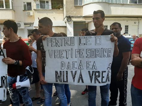 Proteste N Craiova Pentru Feti A Din Baia De Aram Sorina Noi Vom