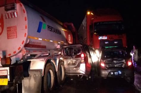 Rem Blong Truk Tangki Bbm Tabrak Minibus Di Sitinjau Lauik