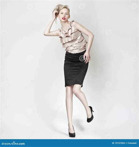 Belle Pose Blonde De Fille Dans La Mini Jupe Noire Image Stock Image Of Visage Renivellement