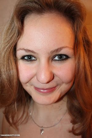 Hot Chick Drops White Towel To Reveal Honey Flavored Big XXX Dessert