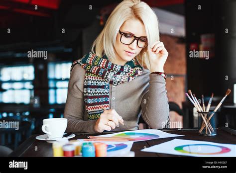 Dessin De Fille Blonde A Lunettes Banque De Photographies Et Dimages Haute R Solution Alamy