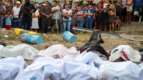 Medio centenar de migrantes mueren en un accidente de camión donde