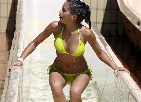 Pin On Celebrities In Bikini S