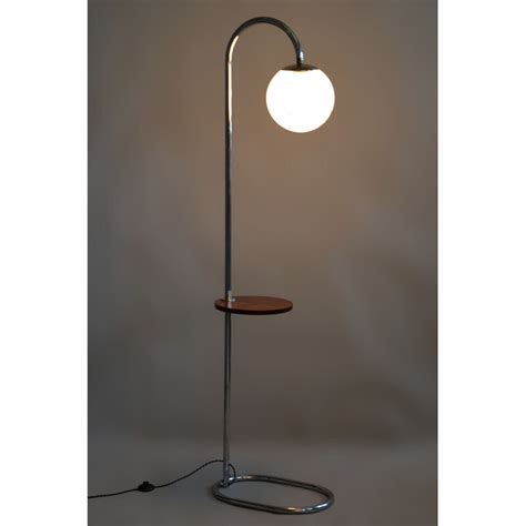 Vintage Bauhaus Vloerlamp In Chroomstaal En Walnoot Door Hana Kucerova