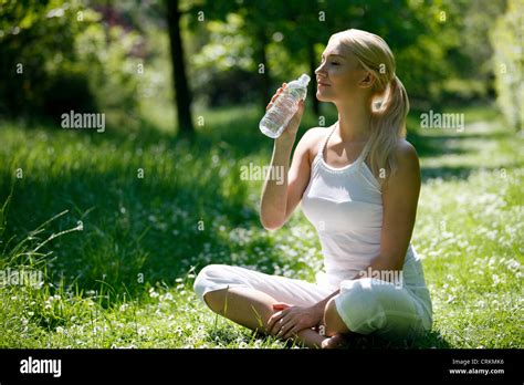 Femme blonde aux longues jambes Banque de photographies et dimages à haute résolution Page