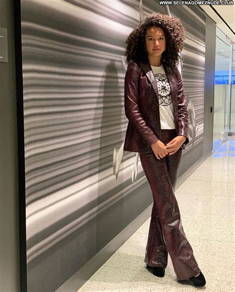 Sofia Wylie Posing Hot Straight Celebrity Sexy Babe