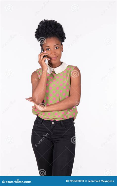 Mujer Latina Hablando Pacientemente Por Su Tel Fono Mirando La C Mara Concepto De Expresiones