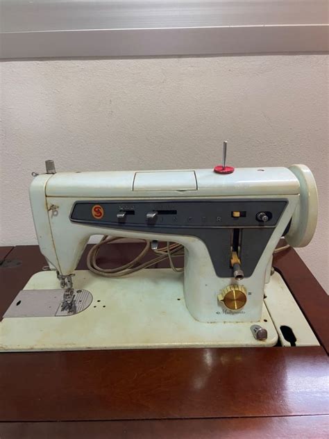 Máquina de Costura Singre Antiga Produto Vintage e Retro Singer Usado