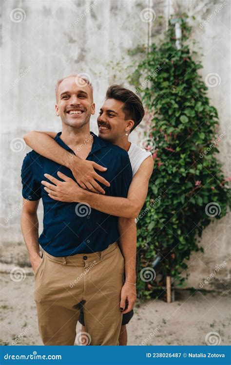 Pareja Gay Pasa Tiempo Juntos Al Aire Libre Imagen De Archivo Imagen De Retrato Fecha