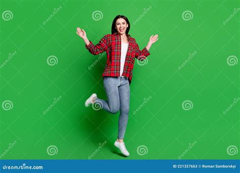 Foto De Cuerpo Completo Del Loco Brunette Peinado Joven Salta Con Jeque De Camisa Roja Aislado