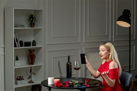 Amour Virtuel Jolie Fille Blonde En Robe Rouge Distance Avec Du Vin Et Des Bougies Parlant Au