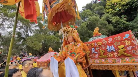 從粉紅超跑下車！白沙屯媽祖「換豪華大轎」終露面 走最後一哩路 生活 Nownews今日新聞