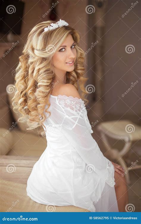 Cheveu Sain Belle Jeune Mariée De Sourire De Fille Avec La Longue Boucle Blonde Image stock