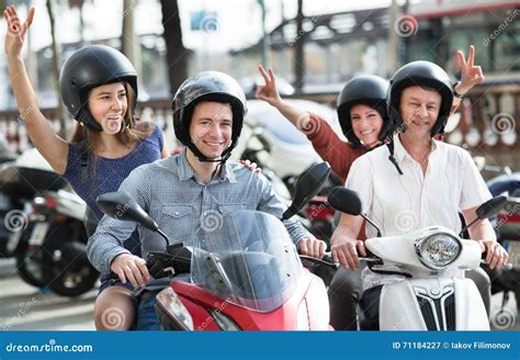 Giovani E Coppie Mature Che Conducono I Motorini Della Benzina Immagine