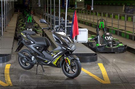 Revista Scooter Nuevos Yamaha Aerox R Y Aerox R Naked
