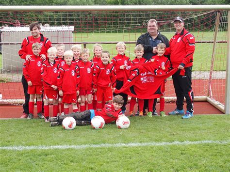 Fußball F Jugend im TuS Jork freut sich über neue Trainingsanzüge