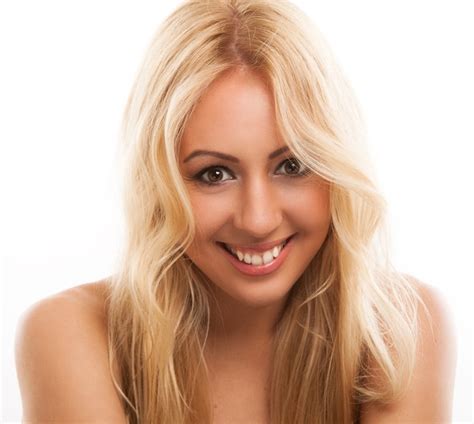 Belle Femme Blonde Aux Cheveux Longs Photo Gratuite