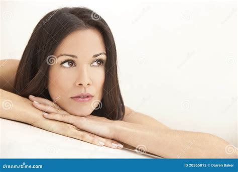 Belle Femme De Brunette Se Reposant Sur Ses Mains Image Stock Image Du Espace Pensif
