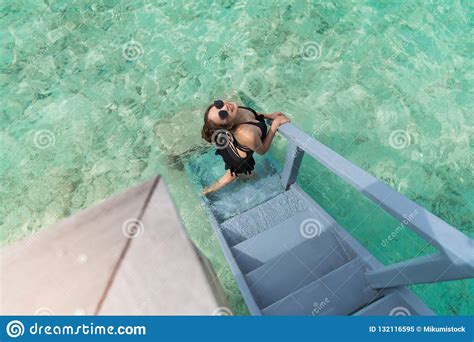 Mujer Asi Tica En Bikini Negro Imagen De Archivo Imagen De Isla Recurso 132116595