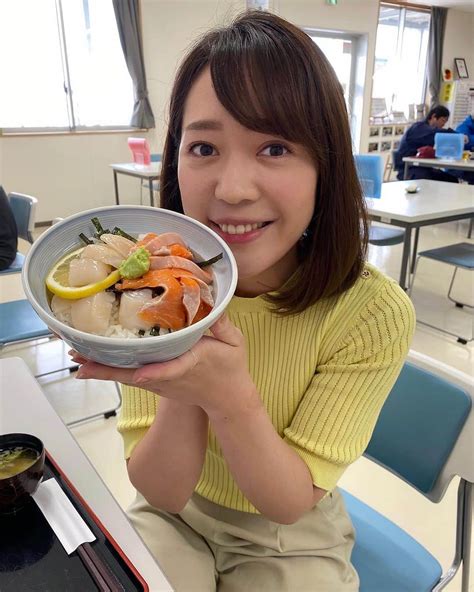 石橋美希さんのインスタグラム写真 石橋美希instagram「先月のe5いい旅で食べた 魚市場食堂のトラウトサーモン丼です🍣 鮭の街