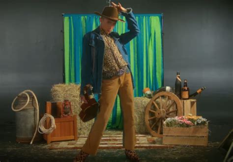 Bahia ba Filho de cantor estreia como sertanejo gay e lança música o namorado