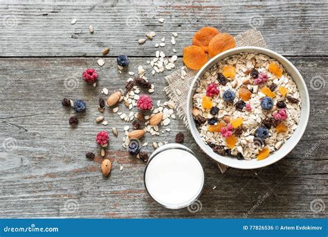 Desayune Con Muesli Las Bayas Las Nueces Y Las Frutas Secadas Foto De