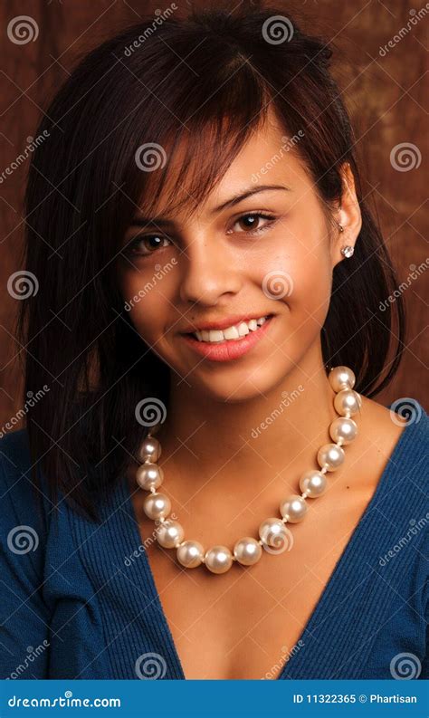 De Mooie Jonge Verse Onder Ogen Gezien Vrouw Van Latina Stock Afbeelding Image Of Naald