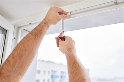 Las Manos Del Maestro Reemplazan Las Bandas De Goma En La Ventana De