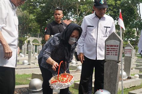 Hari Kesehatan Nasional Ke Direksi Rsup Ham Tabur Bunga Di Makam