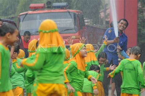Mengenal Tugas Pemadam Kebakaran Antara Foto