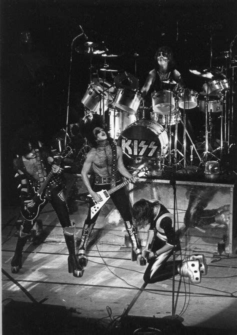 Pin By Lee Thomson On Kiss Live 75 And 76 Kiss Pictures Kiss Army
