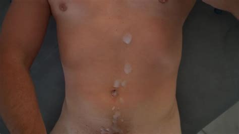 Мускулистый парень позирует на камеру и кончает себе на живот Pornhub Gay