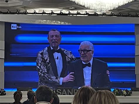 Peppino Di Capri Sanremo 2023 riceve il premio alla Carriera canta