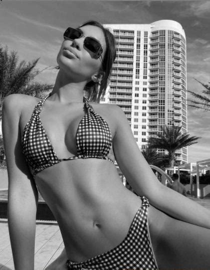 Natalie Vértiz muestra la elegancia de los cuadros vichy en un atemporal bikini retro