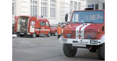 Пожарникари гасят здравната инспекция в Пловдив