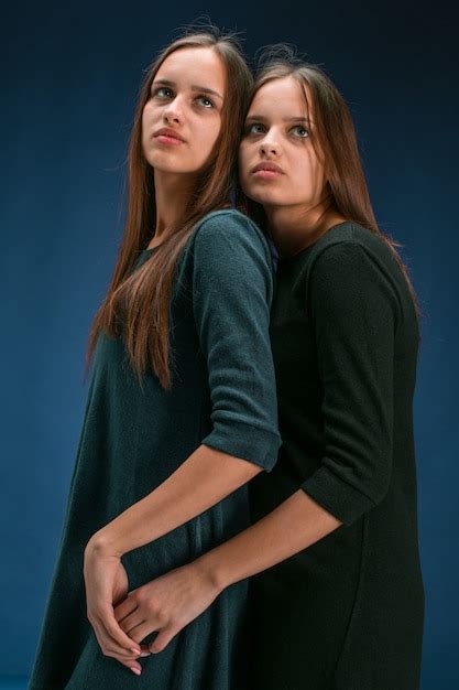 Portrait De Deux Belles Jeunes Femmes Jumelles Photo Gratuite