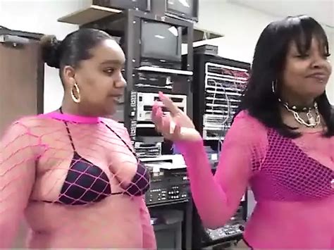 Due Bbw Dal Culo Grosso Fanno Un Pompino Interrazziale Stallone Bianco Xhamster