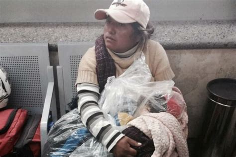 Mujer Pretend A Viajar Con El Cad Ver De Su Hijo Envuelto En Cobijas Y