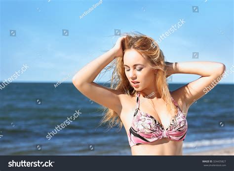 Portrait Happy Sexy Woman Pink Bikini 스톡 사진 324435827 Shutterstock