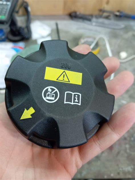 Крышка бочка антифриза — BMW 5 series (E60), 2,5 л, 2007 года ...