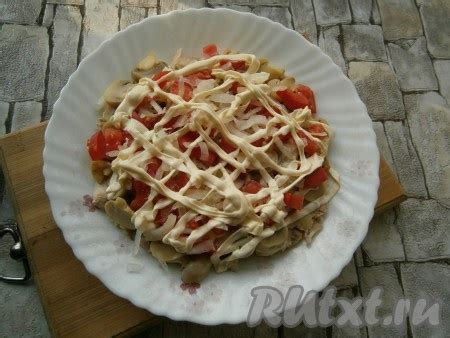 Салат "Красные маки" с курицей и грибами: 8 фото в рецепте