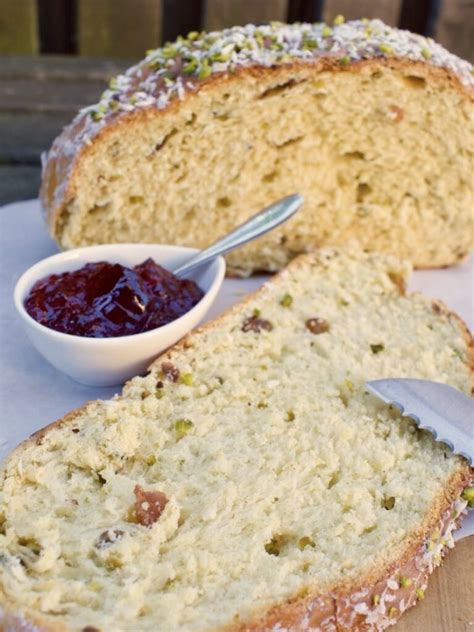 Fluffiges Osterbrot Mit Kokosmilch Und Pistazien Kochtheke