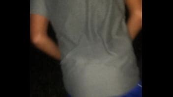 Chica dedeandose enfrente de un carro cañero XVIDEOS