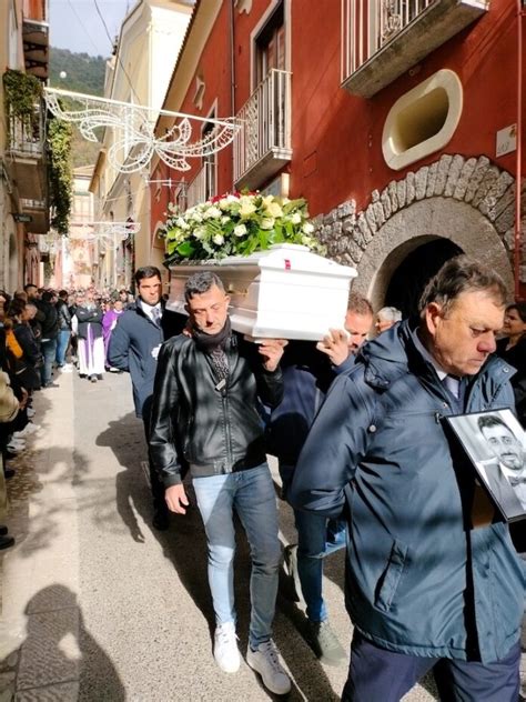 GRANDE COMMOZIONE AI FUNERALI DEI DUE GIOVANI DECEDUTI NEL TRAGICO