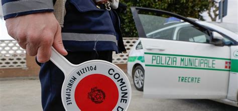 Aggredisce Una Donna In Strada A Trecate E Poi Picchia I Vigili