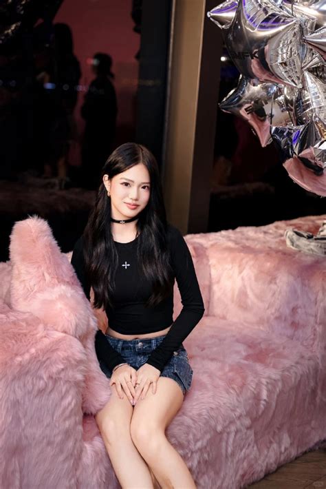 Con gái 17 tuổi gây sốt của bom sex Châu Á Chung Lệ Đề Cao gần 1m7 gu thời trang cá tính