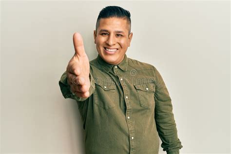 Joven Latina Con Linda Gorra De Lana Mostrando Dedo Medio Haciendo Fuck You Mala Expresión